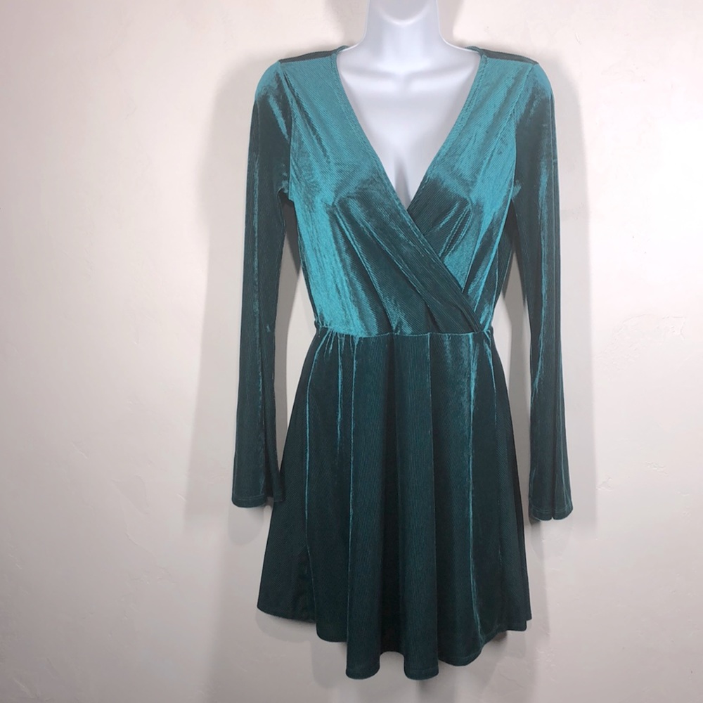 Express green long sleeve v-neck dress size small